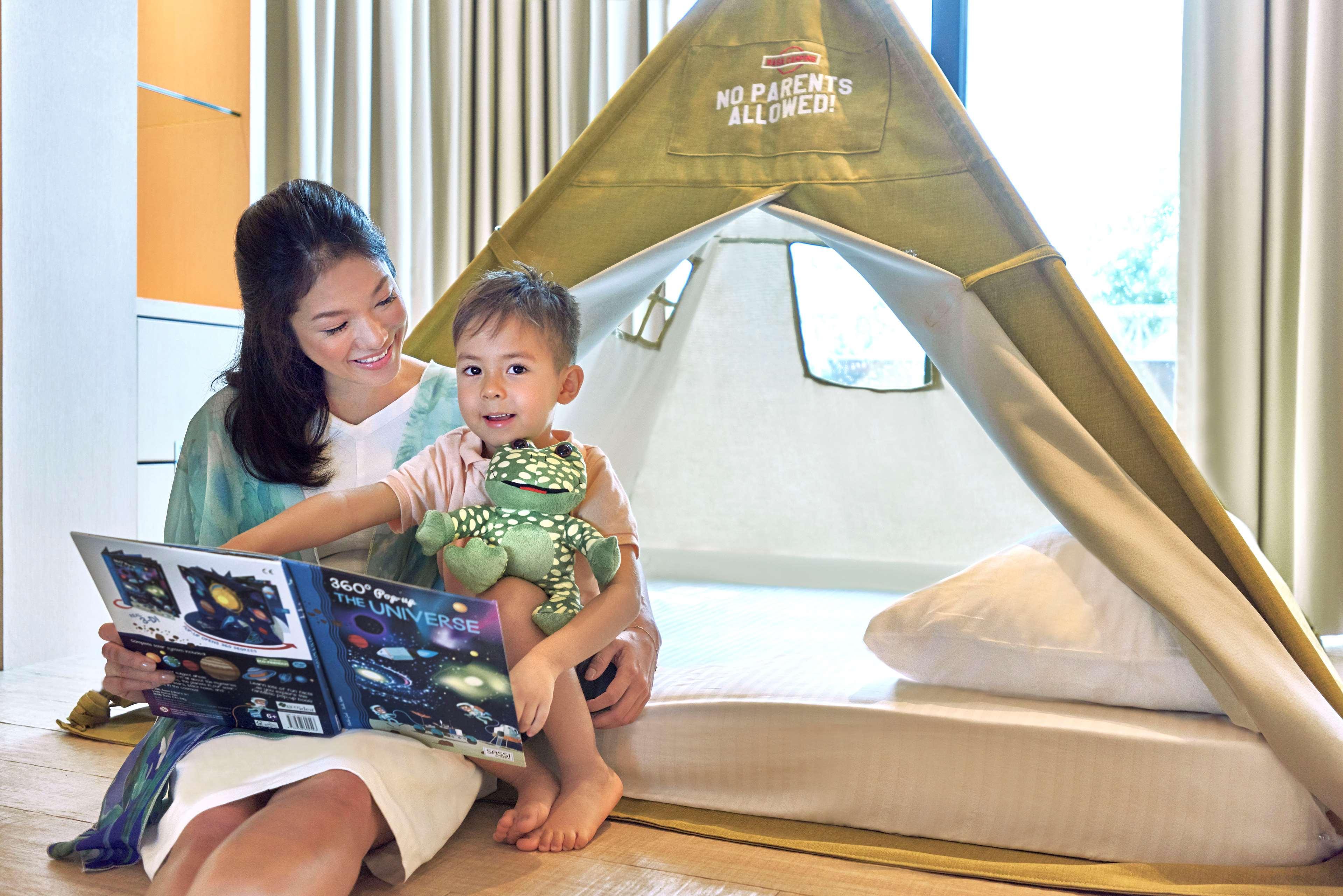 Shangri-La Rasa Sentosa, Singapore Hotel Exterior photo A child and his mother using a tablet